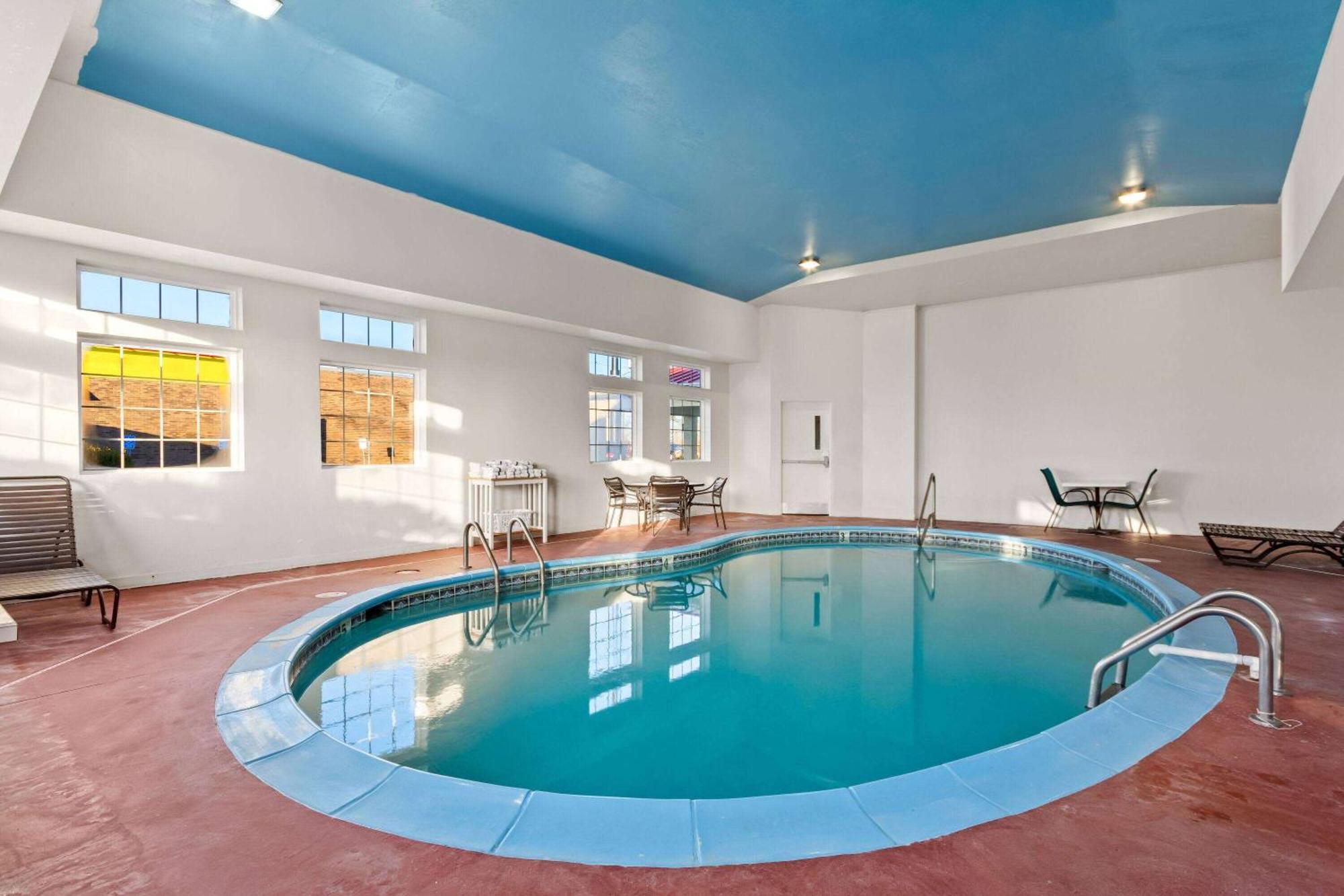 Super 8 By Wyndham Elizabethtown Hotel Exterior photo